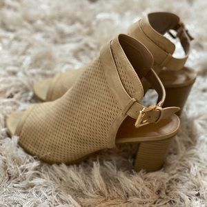 Open toe heel sandal